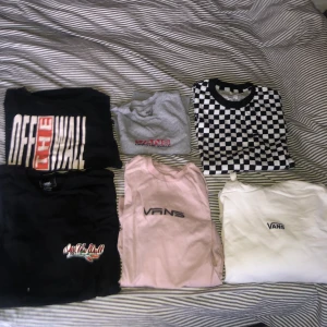 Vans tshirts & en hoodie  - Den svarta tshirten längst ner till vänster är såld, köp resten för 350 kr eller 40kr styck hoodien kostar 130kr