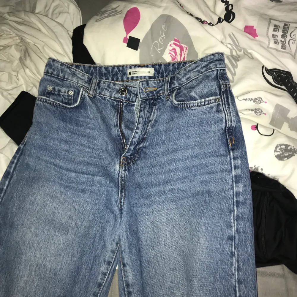 Superfina mom jeans med hål från ginatricot storlek 34 använda få gånger . Jeans & Byxor.