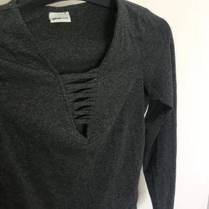 Tröja  - •En tröja från Gina Tricot.                                    •Använd 1 gång. Frakt ingår.