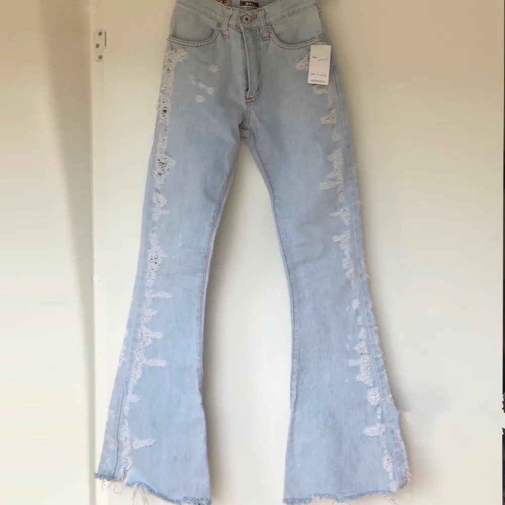 Riktiga 90-tals ripped jeans! Svinsnygga och genuina, utsvängda/flare och ljusa. Spontanköpte från Humana och så var dem tyvärr för små för mig, passar någon som är XS / W.24 (enligt mig) ⭐️⭐️ buda från 200kr! 💓 (frakt 88kr tillkommer) . Jeans & Byxor.
