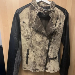 Rockig jacka - Snygg jacka i lite lätt stretchigt tyg, jätteskön och snygg. Värde 1200:- knappt använd. Finns i Uppsala. Frakt tillkommer om du vill att jag ska skicka.