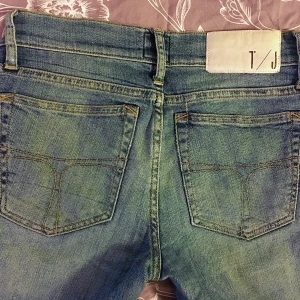 Tiger of sweden jeans 28/34 - Skitsnygga jeans från Tiger of Swe. Storleken är borttvättad från lappen men dom är inte så stretchiga och passar strl 28/34. (S/M)