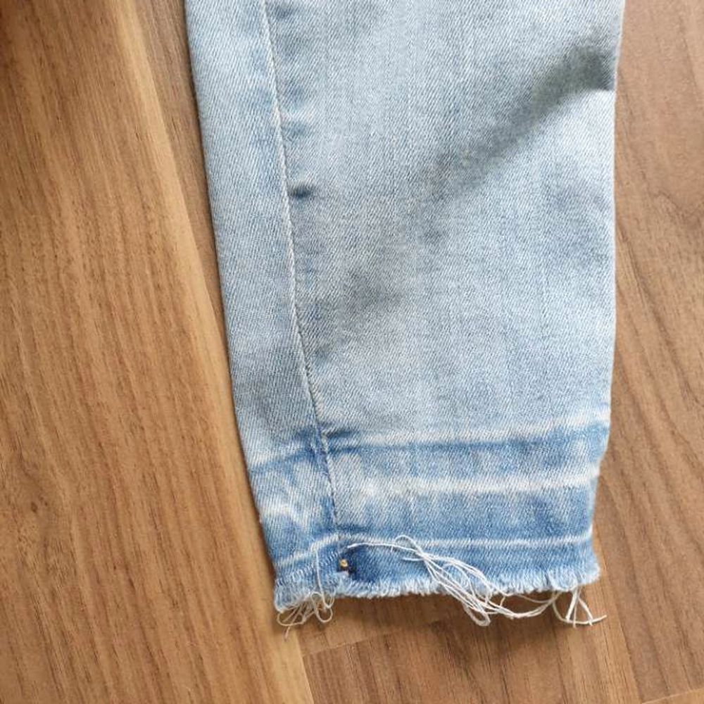 Ljusblå jeans som gör MIRAKEL för rumpan. Rätt låg midja. Säljer då jag växt ur som. . Jeans & Byxor.