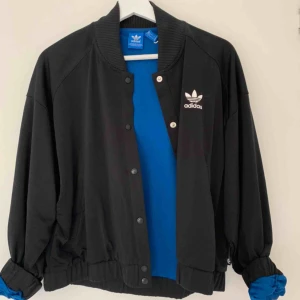  - Supersnygg oversized jacka ifrån adidas med blå insida. Köparen står för frakt❤️