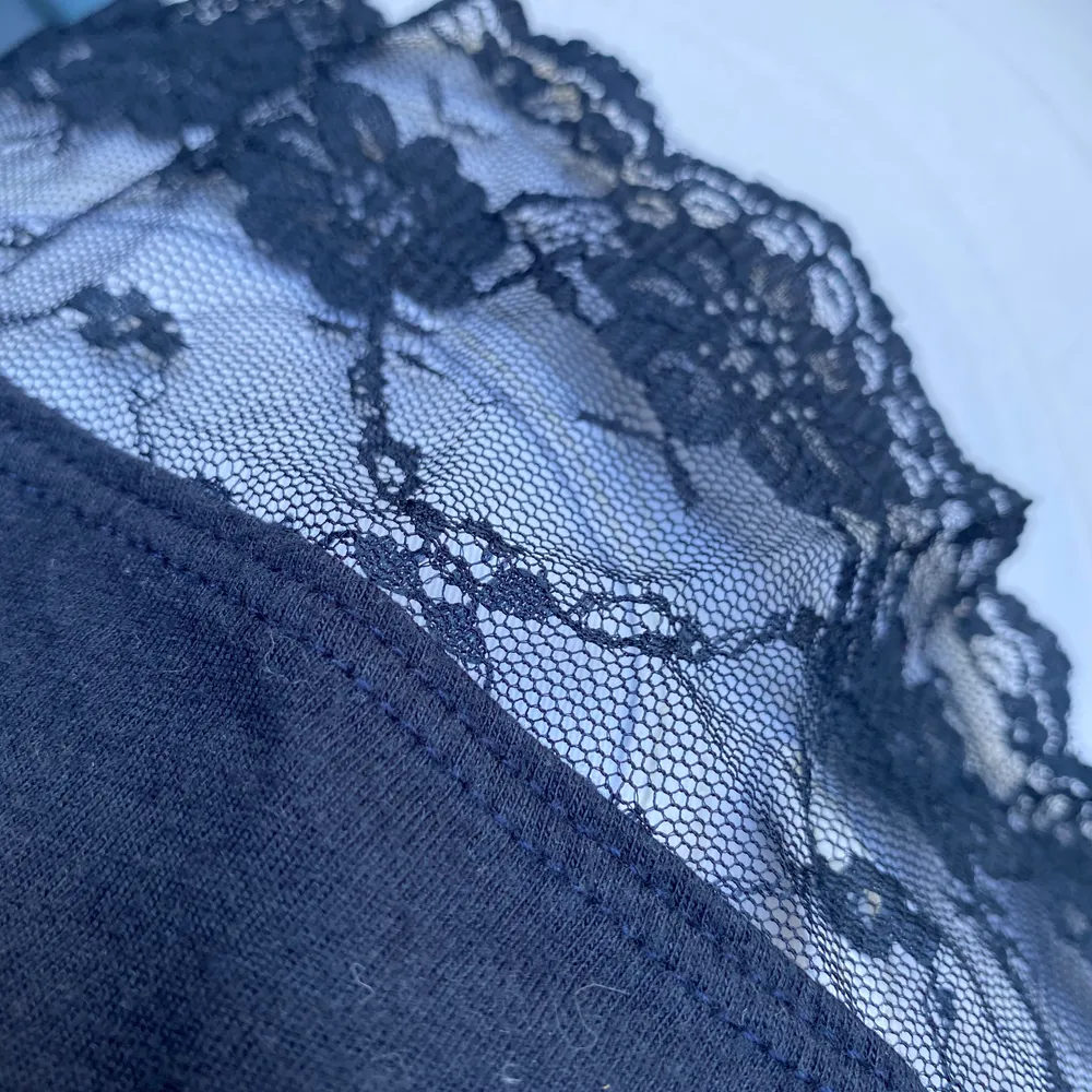dark blue top in good condition, worn 2/3 times, bought in the US, kids size L but fits like an S, nice lace detail on the bottom. Toppar.