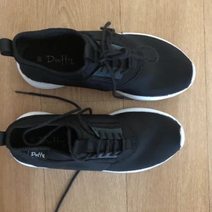 Skor - Skor ifrån Skopunkten. Aldrig använda. Väldigt tunna och sköna nu till sommaren. 