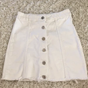 Jeanskjol - En riktigt snygg vit jeanskjol som passar perfekt till sommaren! Tyvärr blivit för liten för mig😢