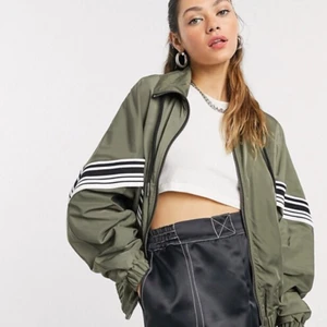 Ny oversize jacka - Älskar denna jacka! Men måste sälja pga fel storlek. Från Noisy May, köpt på Asos. Jätteskönt tåligt material, och passar fint oversize. Helt ny och aldrig använd. köpt på asos för 520kr, säljer för 350 🌻