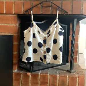 CROPTOP  - Gullig croptop som bara blivit använd en gång.