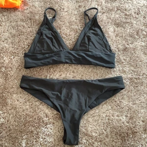 Bikini - Bikini från NAKD, toppen är S och byxorna M. Byxorna är lite högre i modellen, självklart är den tvättad😊