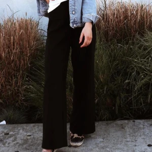 Vida byxor  - Vid byxor från monki, dragkjedja i sidan vid midjan. Väldigt sparsamt använda. Grövre tyg, ser väldigt klädda ut. Är storlek 32, men stora som 34. Frakt tillkommer 