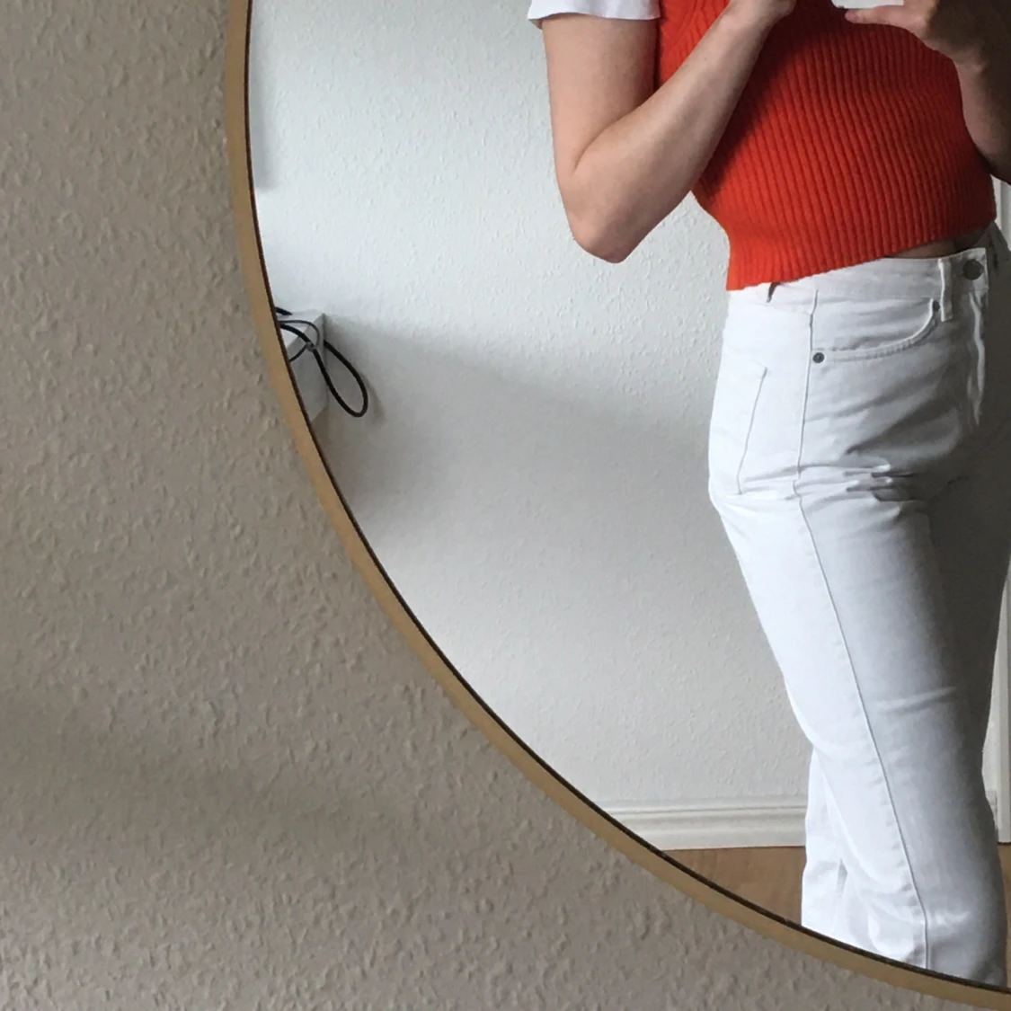 Vita Weekday Jeans i modellen Row