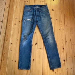 Crocker jeans - Crocker Jeans med rip på låret, bra skick! Frakt tillkommer