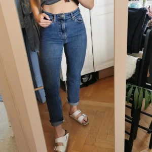 Jeans Seattle mid standard  - Jeans från Weekday, "Seattle mid standard" klippt av lite där nere. Strlk W25 (typ 36). Använda fåtal gånger. Ganska höga, men inte jätte.   Ej frakt, möts upp vid Stureplan eller Slussen 😊🌸
