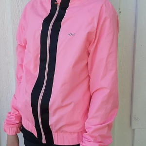 Gloftröja  - En rosa gloftröja ifrån Röhnisch. Nästan aldrig använd och sitter perfekt på dig. Säljer den därför att den är för liten. Frakt tillkommer🥰❤