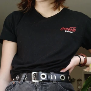 T-shirt med Coca-Cola tryck - En svart t-shirt med ett litet Coca cola zero tryck på sig. Köpt på Coca cola store på Gröna Lund för några år sedan men har endast använt den ett par gånger sen dess😊 Gjord av återvunna petflaskor och ekologisk bomull. Frakten är inkluderad i priset ✨