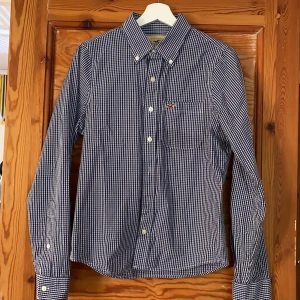 Rutig skjorta - Rutig hollister skjorta i bra skick. Frakt tillkommer