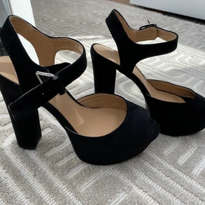 Svarta Högklackade skor  - Helt oanvända Svara högklackade skor.ca 12 cm hög klack.115 kr ink frakt 