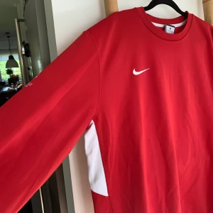 Nike sweatshirt - Röd niketröja med vitt på sidorna🍓 frakt tillkommer, priset kan diskuteras i kommentarerna