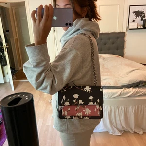 Väska från mango - En fin somrig väska från mango som är i fint skick! Den har två fack, en kedja som man kan använda i ”två lägen”, crossbody eller bara på axeln! Den har även ett metallspänne som man knipsar fast:) NYPRIS 500kr något:)) skriv till mig privat för mer bilder och budgivning sker i kommentarerna!