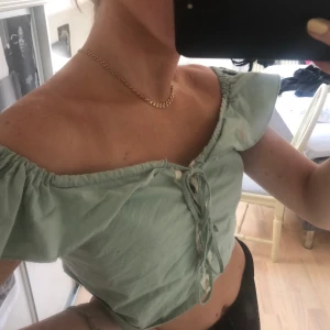 Grön croptop zara - Supergullig top köpt på zara för flera år sedan, i princip oanvänd