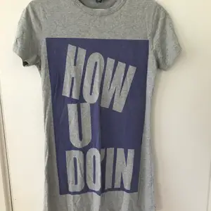 Lång t-shirt med lila tryck och text✨ Från Pepe Jeans  Strl S✨ Endast testad