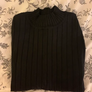 Svart stickad tröja - Säljer en svart stickad tröja från h&m i storlek s. Jättesnygg och med slitsar på ärmarna som detalj på en annars vanlig polo stickad tröja. Sällan använd och i superbra skick. 