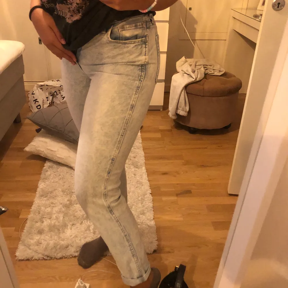 Ljusa jeans från Hollister i storlek 26/27, skulle säga att det är S. Säljer pga att jag inte kan stänga dragkedjan, för små. Frakt tillkommer❤️❤️ fråga för med bilder!!. Jeans & Byxor.