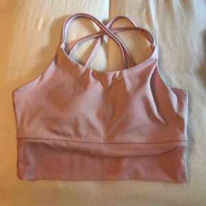  - Jättefin rosa sport-bh från stadium, soc. Endast provad, säljer den för att den inte passar. Banden korsas i ryggen och nertill är en kant av mesh. Frakt tillkommer! :)