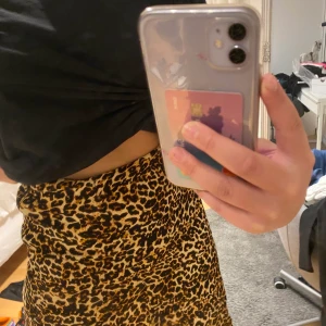 Leopard kjol🤩 - Superfin leopard kjol i storlek S💕 Sitter sjukt bra, är även en söm sydd under rumpan som formar bra, skicka privat för närmare bilder eller vid intresse💕 