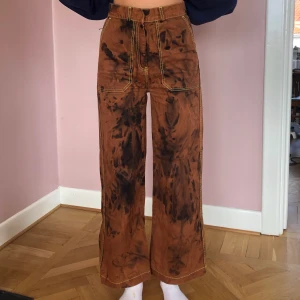 Blekta byxor från junkyard - säljer dessa då de inte kommer till någon användning och börjar bli aningen för små :( de var svarta från början men jag har blekt dem så att de blev en lite mer orange/brun färg 🧡 frakt ingår <3