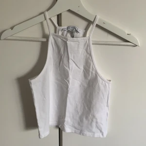 Croppad linne  - Vitt croppad linne från Nelly.com NLY Trend