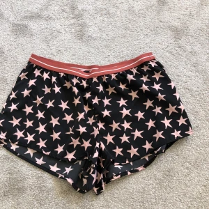 Pyjamasshorts från Lovestories x Hm  - Köpare står för frakt alt hämtning i Malmö 📦 