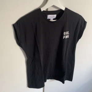 Josefin Ekström x NAKD GrlPwr  - Topp från NAKD samarbete med Josefin Ekström. Skit snygg som tyvärr blivit förliten. Snygga ärmar som liksom e uppvikta 