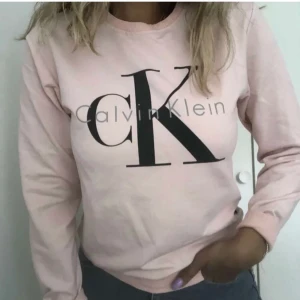 Sweatshirt stl M - Rosa, trycket är lite urtvättat, inte äkta. (Lånade bilder)
