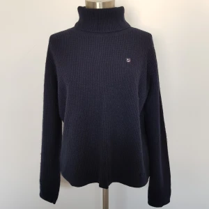 Bondelid Polotröja  - Mörkblå stickad polotröja från Bondelid i bra skick. 80% Bomull, 20% Ull. Köparen står för frakt! 