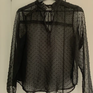 Prickig genomskinlig blus. - Knyts i halsen! 