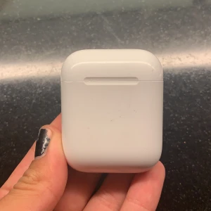 AirPods case - Säljer ett tomt AirPods skal för er som kanske har kvar airpodsen men tappat bort skalet🤣! Lite smutsigt men fungerar absolut!!! Högsta budet just nu: 400kr