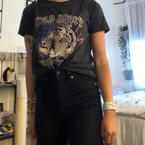 Ginatricot tshirt - Super fin tshirt med coolt tryck. Aldrig använd. 80 kr + frakt