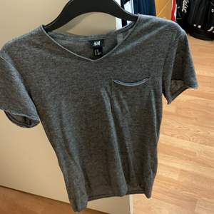 Enkel t-shirt i grått