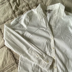 Skjorta - Helt oanvänd skjorta. Väldigt liten i storleken. Har väldigt liten byst men behövde köpa en större storlek för att det skulle passa. Köparen står för frakt. Pris kan diskuteras.