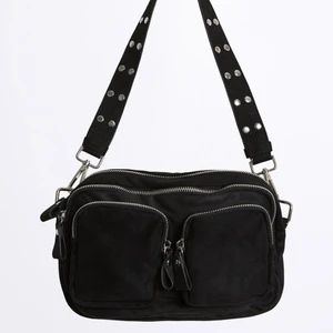 🛑Väska från Gina tricot🛑 - Säljer denna väska från Gina tricot för 200kr! Denna väska har jag använt en del men är i jättebra skick Som du kan se på bilden har väskan en liten skada, som knappt syns. Väskan är rymlig och du får plats med mycket i den! Nypris:349kr mitt pris:200kr  