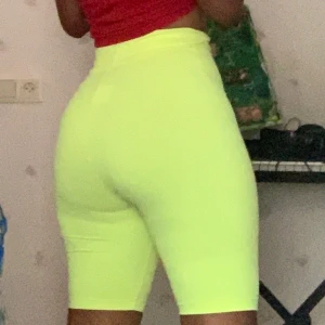 Neongula bikershorts - Neaongula bikershorts i strl M från Carlings, använda Max 2 ggr. Väldigt stretchiga men tighta vid midjan! Köparen står för frakten som ligger på 40kr, kan även mötas upp i Stockholm!