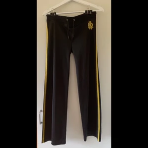 Svarta byxor - Super snygga svarta byxor, felfria, Strl 152. 