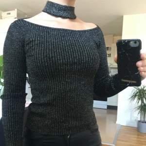 Topp från h&m  - Snygg topp från h&m i storlek xs. Det går att vika bak delen vid halsen om man vill bära toppen som i sista bilden. Oanvänd. Kan mötas upp i Skövde eller Hjo. Skickas mot fraktkostnad.