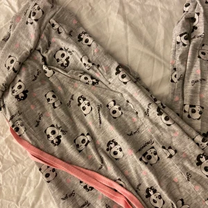 Pyjamas  - Ett par jättesöta pyjamas byxor köpta från cubus för många år sen men tyvärr aldrig kommit till användning. Storlek: M