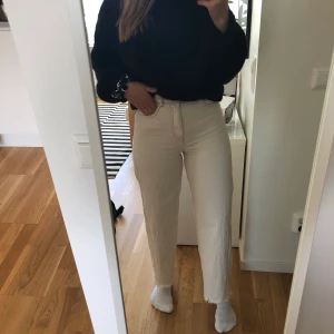 Vida/raka jeans Nakd - Sjukt snygga Raw Hem Wide Leg Jeans från NA-KD. Prislapp kvar. Helt nya!! Storlek: 34. Färg: Off white. Pris: 200 kr. Jag betalar halva frakten. De är raka i modellen. Jag är 162 cm lång. 