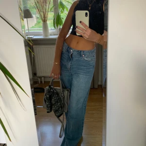 Jättefin väska - Jättefin väska från Zara som knappt kommit till användning då jag har massa andra väskor :/ Använd ca 2ggr så väldigt fint skick! Skarfen får man på köpet :)