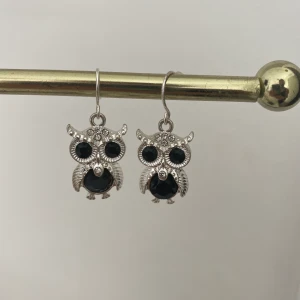 Örhängen med ugglor  - Ett par jättesöta Uggla-örhängen med diamanter. Använda ett fåtal gånger och är därför i mycket bra skick. 25 kr + frakt 
