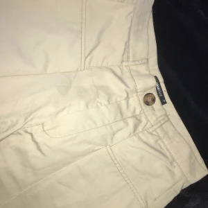 Beige byxor - Köpte dessa snygga byxorna under sommaren, har inte haft någon större användning av de. Det har blivit dags för en ny ägare! De är lite stora i storleken, tycker de passar bättre någon med 36. Skriv gärna vid intresse! ❤️😌